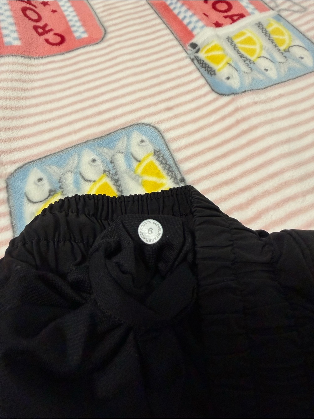 Lululemon Hotty Hot shorts, black size 6 low rise 2.5” inseam - Picture 4 of 6